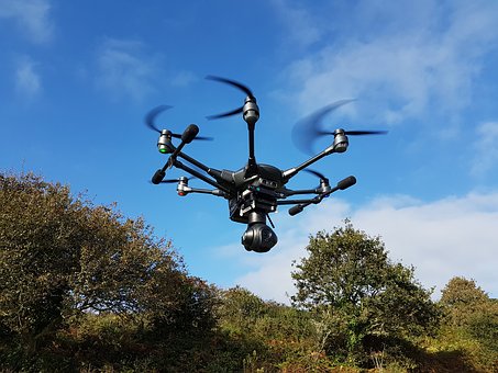 Luftfahrthaftpflicht Versicherungssumme Drohne Rotoren scharf blau